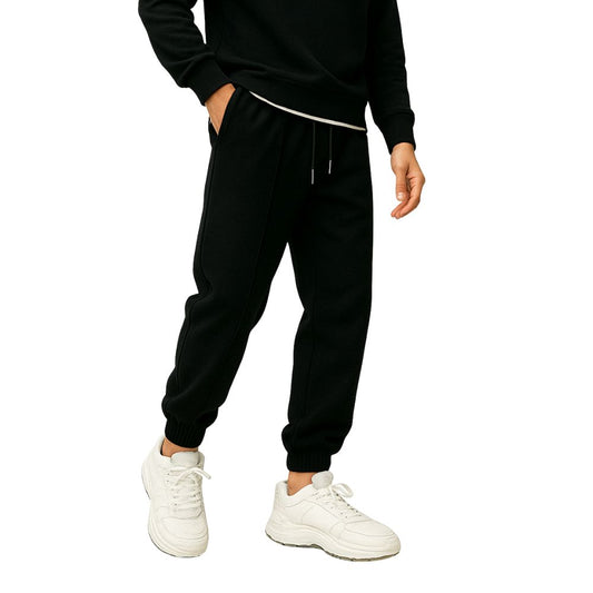 Loose-fitting men's jogging pants with elastic waistband and cuffs