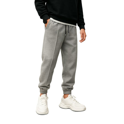 Loose-fitting men's jogging pants with elastic waistband and cuffs